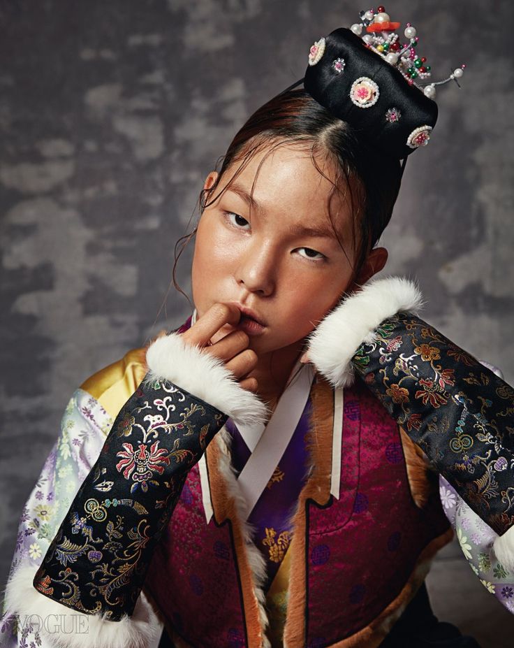 한복 Hanbok : Korean traditional clothes[dress] | #ModernHanbok Hmong Clothes, Korean Traditional Clothing, Traditional Hairstyle, Modern Hanbok, Korean Face, Korean Hanbok, Korean Traditional, Vogue Korea, Eclectic Fashion