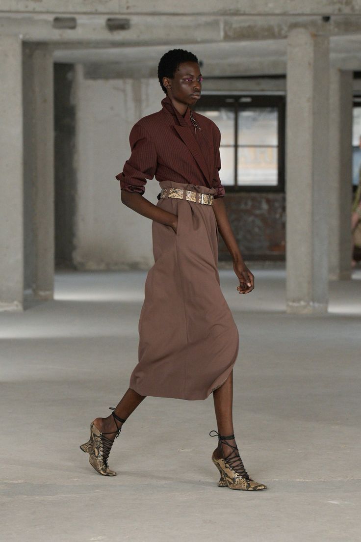 Dries Van Noten Spring 2025 Ready-to-Wear https://www.vogue.com/fashion-shows/spring-2025-ready-to-wear/dries-van-noten/slideshow/collection#16 Trendy Fall Fashion, Mocha Mousse, Spring 2025, To Wear, Brown Shirt, Evening Jackets, Amazing Ideas, Vogue Runway, Dries Van Noten