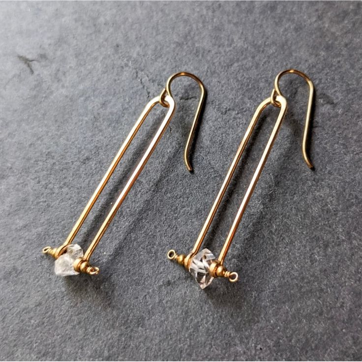 These Beautiful Frame Earrings Have A Modern Bohemian Feel And Feature A Natural Nugget Shaped Herkimer Diamond Crystal On Graceful, 14k Gold-Filled Rectangular Frames. Each Gemstone Is Unique. Hand Hammered And Shaped In Enclave Gems & Co.'S California Studio. Fish Hook Backs. Nwt. Measurements Drop: 2" Bottom Bar: 0.63" Wire Jig Earrings, Hammered Wire Jewelry Diy, Gem Studio, Hammered Wire Jewelry, Frame Earrings, Briolette Earrings, Wire Jewelry Earrings, Rabbit Earrings, Fish Jewelry