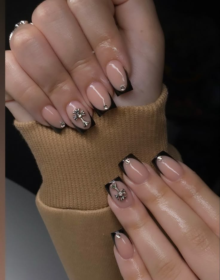 Square Acrylic Nails Short Black, Short Nails Graduation, Alt Short Nails, Short Black Square Nails Designs, Short Nail Inspo With Charms, X Short Nails, Y2k Nail Art Short, Short Nails Ideas Baddie, Short Nails Extravagant