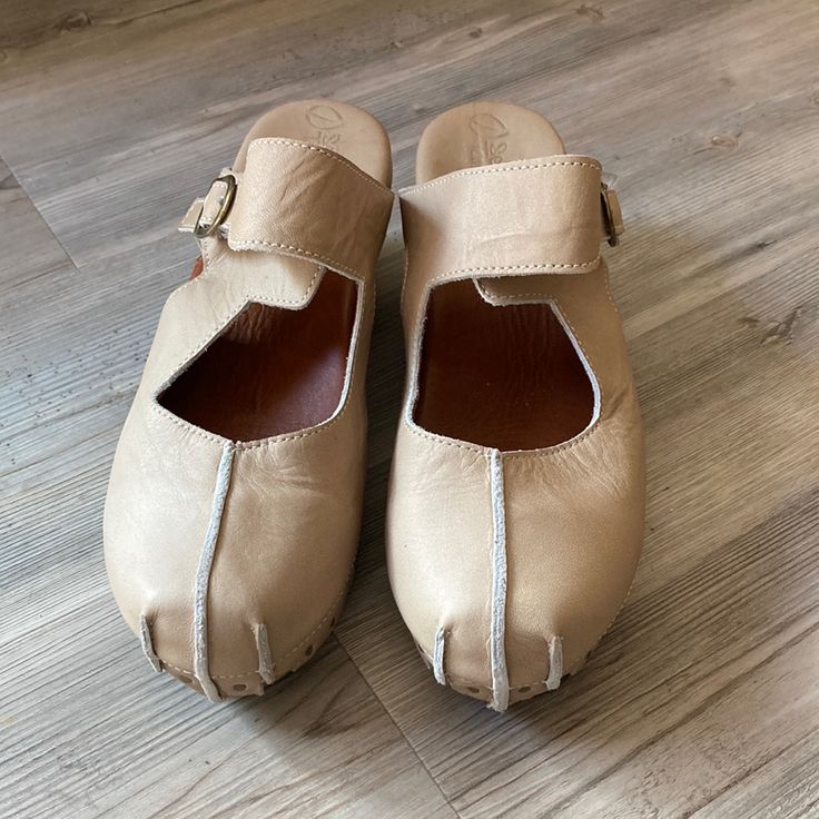 Beautiful Leather Clogs, Tan Neutral Color In Size 39. Beige Slip-on Mules With Buckle Closure, Beige Buckle Closure Slip-on Mules, Slip-on Open Toe Clogs With Removable Insole, Open Toe Slip-on Clogs With Removable Insole, Spring Leather Footbed Clogs With Almond Toe, Beige Mules With Leather Footbed And Round Toe, Leather Wedge Heel Mules With Buckle Closure, Leather Mules With Buckle Closure And Wedge Heel, Beige Mules With Buckle Closure And Round Toe