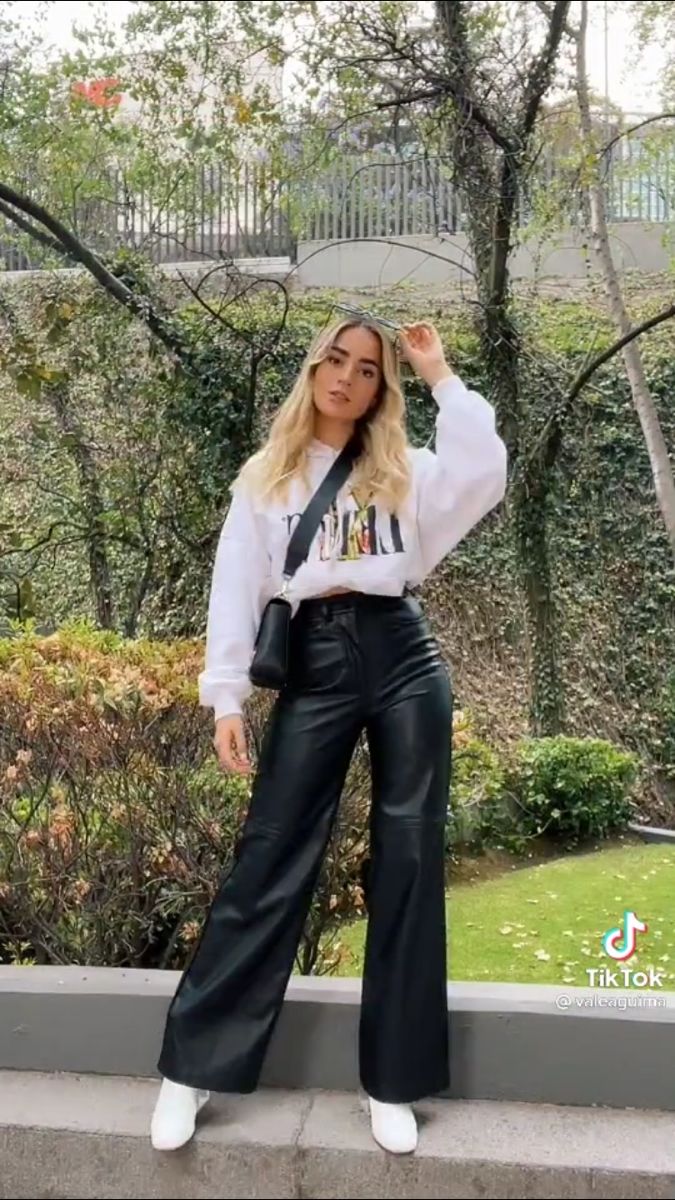 Leather Pants Outfit Casual Winter, Leather Black Pants Outfit, Outfits With Black Leather Pants, Styling Black Leather Pants, Outfit With Black Leather Pants, Outfit Frio Mujer, Outfit Ideas With Leather Pants, How To Style Black Leather Pants, Casual Leather Pants Outfit