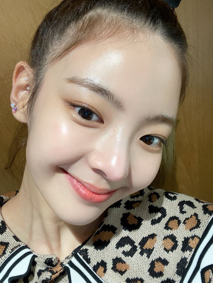 itzy lia girlfriend material pictures pic instagram bubble twitter update Clean Skin Face, Clear Glowing Skin, Lia Itzy, Black Femininity, Pretty Skin, Skin Cleanser Products, Pale Skin, Glass Skin, Perfect Skin