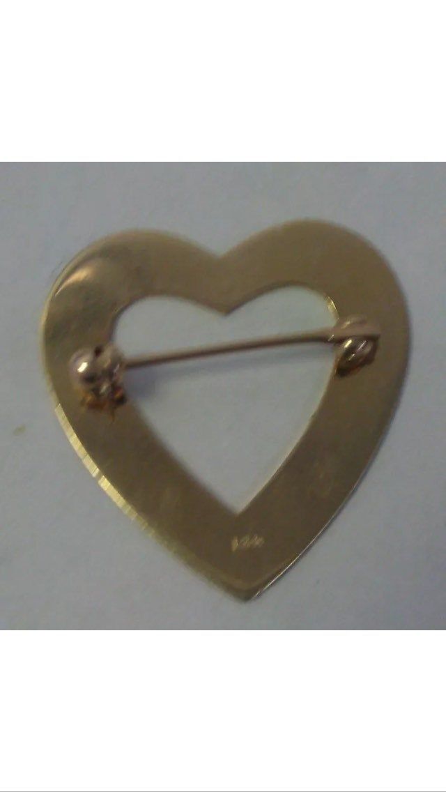 "VINTAGE 14K YELLOW GOLD HEART PIN Marked 14K, it is a unique design satin and brushed finish. Measures over 1\" Weighs 2.2 grams of SOLID 14k Gold! PLEASE CHECK MY OTHER AUCTIONS AS I AM LIQUIDATING MY HUGE JEWELRY COLLECTION!" Vintage Brass Heart-shaped Jewelry, Gold Heart-shaped Brooches For Gifts, Vintage Heart Shaped Brooch, Luxury Vintage Heart Brooch, Antique Heart-shaped Brooches For Gifts, Princess Charming, Heart Pin, Holiday Gift Wrap, Size 10 Rings