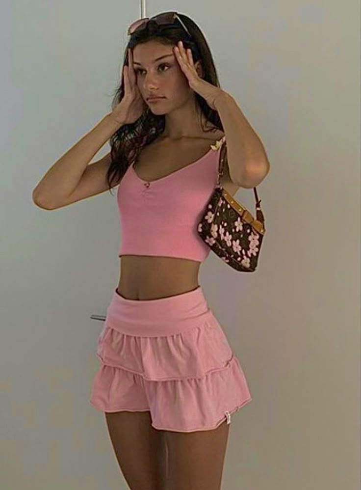 Tennis Skirt Outfit, Outfits 2000s, 2000s Outfits, Rock Outfit, Miniskirt Outfits, 2000s Fashion Outfits, Pink Outfits, Pink Top, 2000s Fashion