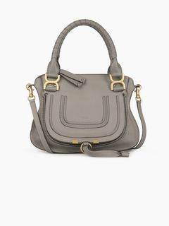 Discover Chloe Small Marcie Bag and shop online on CHLOE Official Website. 3S0928161 Chloe Marcie Bag, It Bag, Womens Designer Bags, Bags And Purses, Purses For Women, Favorite Handbags, Luxury Bag, Bag Collection, Bag Shop