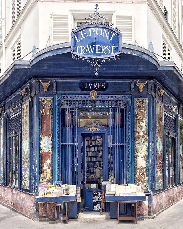 the front entrance to le pont traversse with tables and benches in front of it