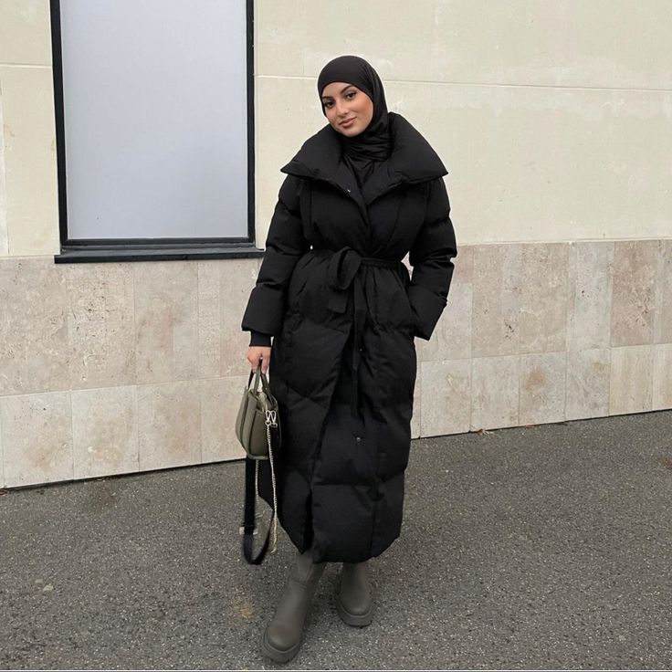 Long Black Puffer Coat Outfit, Long Puffer Outfit, Black Puffer Coat Outfit, Long Puffer Coat Outfit, Long Puffer Jacket Outfit, Long Black Puffer Coat, Black Outfit Winter, Hijabi Streetwear, Puffer Coat Outfit