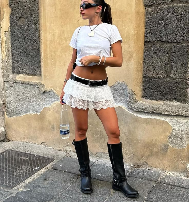 The Perfect Fit For A City Chick... Make Sure To Grab It While It's On SALE ❤🏙 @taitumriley #EDIKTED | Instagram Short Lace Skirt Outfit, Lace Mini Skirt Outfit, White Lace Shorts Outfit, White Mini Skirt Outfit Summer, White Short Skirt Outfit, Short White Skirt Outfit, White Ruffle Skirt Outfit, Glastonbury Festival Fashion, Ruffle Skirt Outfit