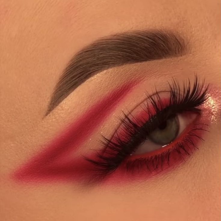 Red Black And White Eyeshadow Looks, Red Corner Eye Makeup, Red Makeup Looks Easy, Red Make Up Looks Eyes, Red Black White Makeup, Red Makeup Looks For Homecoming, Red Eye Looks Eyeshadows, Cute Red Makeup Looks, Red Simple Makeup Look