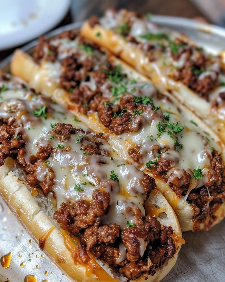 CHEESY GARLIC BREAD SLOPPY JOES 🧀 Ingredients: 1 lb ground beef 1 small onion, diced 2 cloves garlic, minced 1 cup tomato sauce 1/4 cup ketchup 1 tbsp Worcestershire sauce 1 tbsp brown sugar 1/2 tsp salt 1/4 tsp black pepper 1/4 tsp red pepper flakes (optional) 1/2 cup shredded cheddar cheese 1/2 cup shredded mozzarella cheese 4 slices of garlic bread, toasted 2 tbsp butter, melted 1 tbsp fresh parsley, chopped (for garnish) Directions: Step 1: Cook the Beef I... Bread Meals Ideas, Loaded Garlic Bread, Garlic Bread Sloppy Joes, Cheesy Food, Easy Snack Ideas, Cheesy Garlic Bread, Butter Bread, Healthy Food Dishes, Food Babe