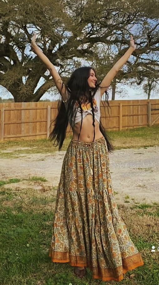 70s style boho spring outfit - white cropped tee shirt with orange, yellow and green maxi shirt Boho Girl Aesthetic, Katelyn Core, Bohemian Outfit Ideas, Summer Hippie Outfits, Hippie Outfits 70s, Boho Aesthetic Outfit, Soul Outfit, Hippie Outfit Inspo, Neo Soul Outfits