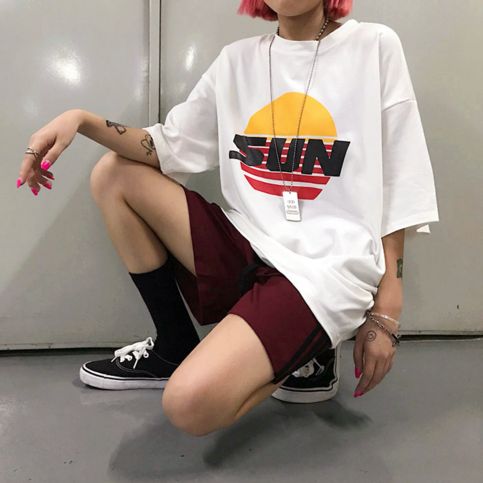 Harajuku SUN Printed Oversized Tee Type Of Outfits, Boyish Outfits, Harajuku Fashion Street, Oversized Tee, 80s Fashion, Grunge Fashion, Look Chic, Aesthetic Outfits, Aesthetic Clothes