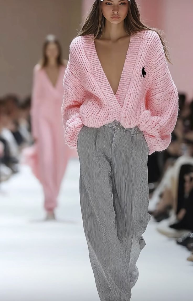 Dusty Pink Sweater Outfit, Pink Sweater Winter Outfit, Pink Sweater Outfit Aesthetic, Trends 2025 Fashion, Pink Sweater Outfit Fall, Grey Pink Outfit, Comfy Warm Outfits, Winter Feminine Outfits, Pink Top Outfit Ideas