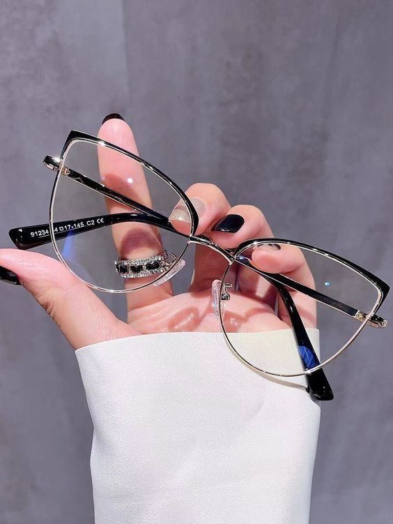 Clear Glasses Frames Women, Unique Eyeglasses, Glasses For Round Faces, Cute Glasses Frames, Classy Glasses, Glasses Frames Trendy, Fancy Glasses, Glasses Inspiration, Chic Glasses