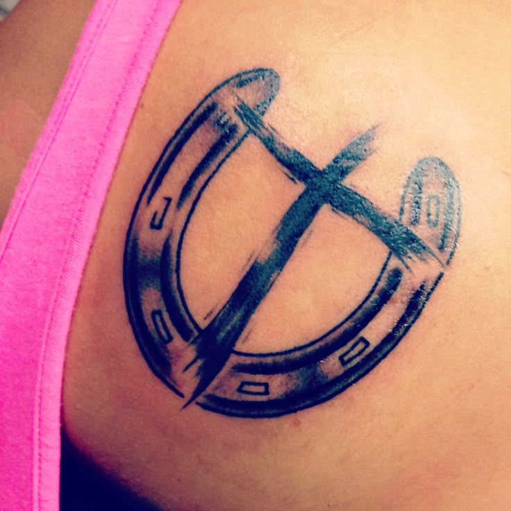 a woman with a tattoo on her stomach has the letter e in it's center