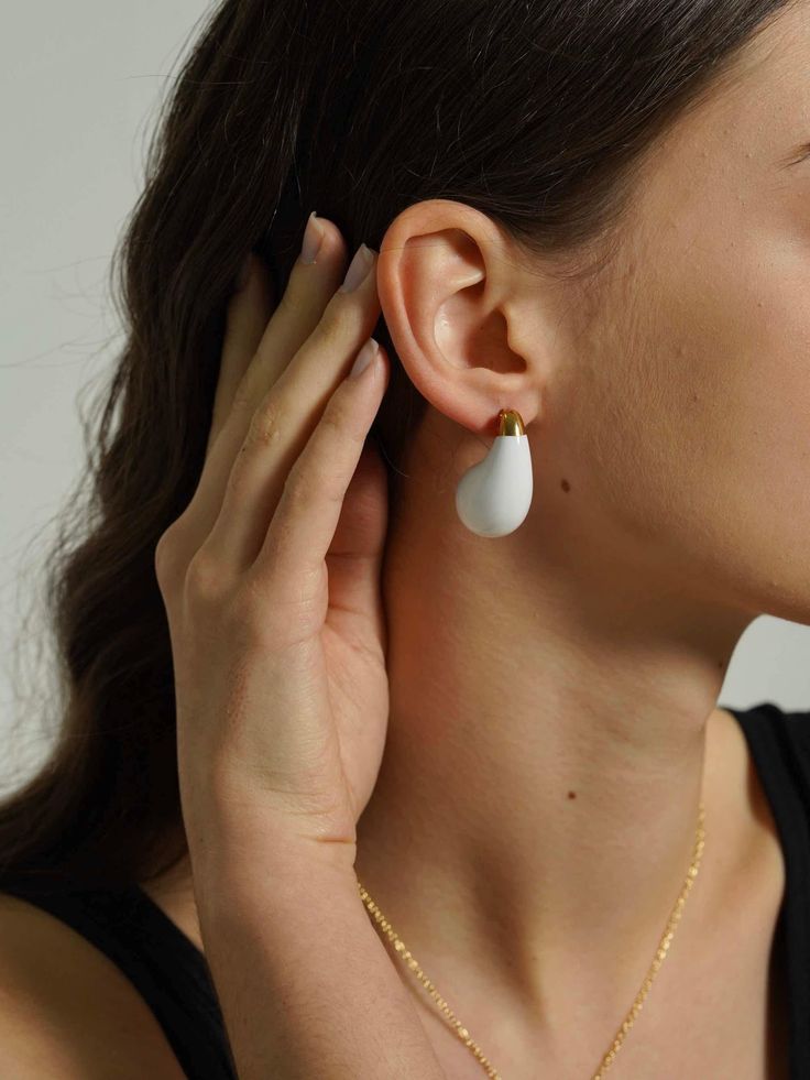 Embrace elegance with our White Chunky Teardrop Earrings. These sophisticated white dupe earrings, adorned with enamel, offer a fresh take on the classic teardrop stud. Classic White Pear-shaped Teardrop Earrings, White Long Drop Teardrop Earrings, Minimalist White Teardrop Earrings, Chic White Teardrop Jewelry, White Modern Drop Earrings, Modern White Drop Earrings, Chic Teardrop White Earrings, Chic White Teardrop Earrings, White Minimalist Teardrop Dangle Earrings