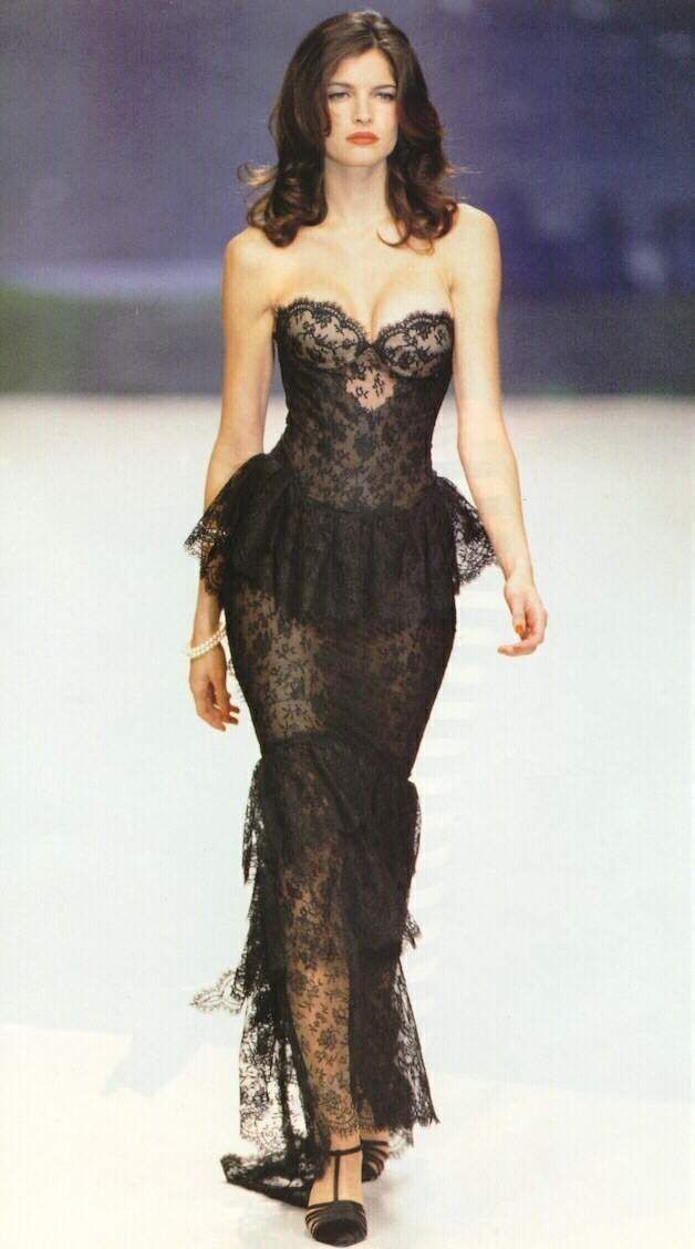 chanel couture ss95 worn by stephanie seymour 90s Black Tie Dress, Stephanie Seymour Runway, 90s Ball Gown, Stephanie Seymour 90s, 90s Gown, Alena Shishkova, Brat Pack, Rockstar Aesthetic, Stephanie Seymour