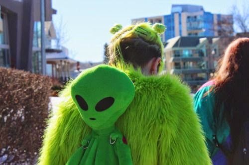 By the way... Uchuu Kei, Alien Party, Space Grunge, Alien Aesthetic, Alien Costume, Alien Girl, Aliens And Ufos, Bleu Violet, Green Man