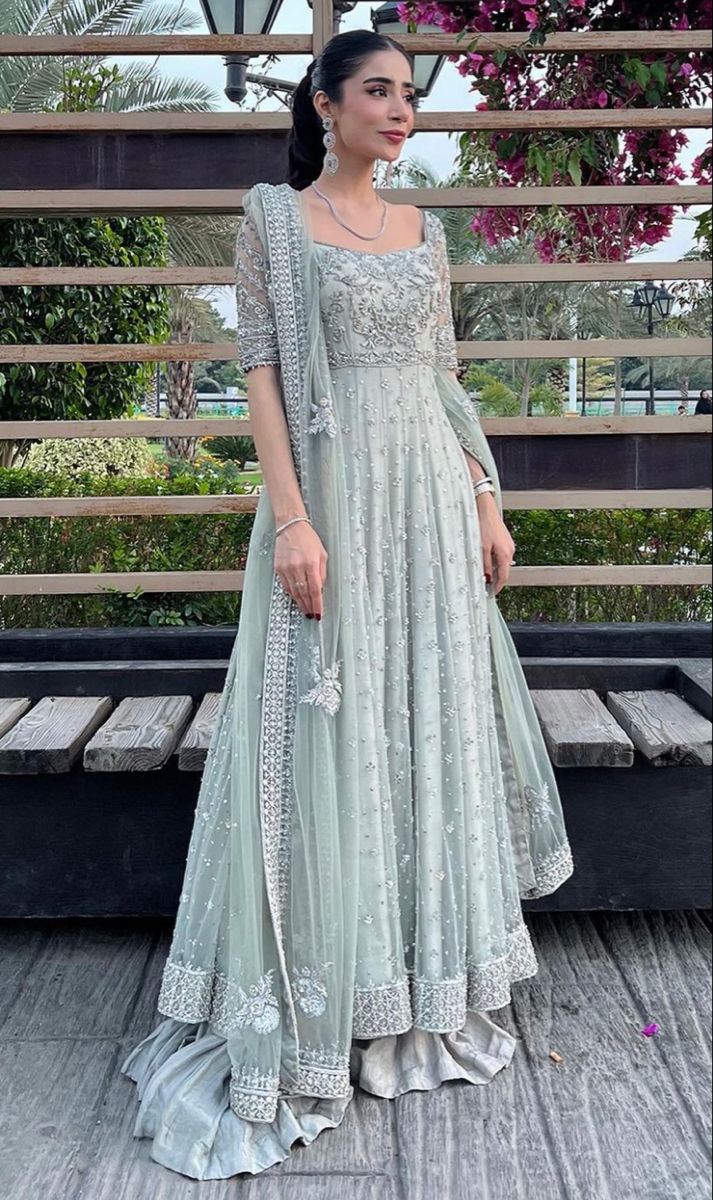 Walima Formal Dresses, Pakistani Engagement Dresses, Casual Dress Outfit, Dressings Recipes, Desi Fits, Desi Dress, Pakistani Formal Dresses, Desi Wedding Dresses, Engagement Bride