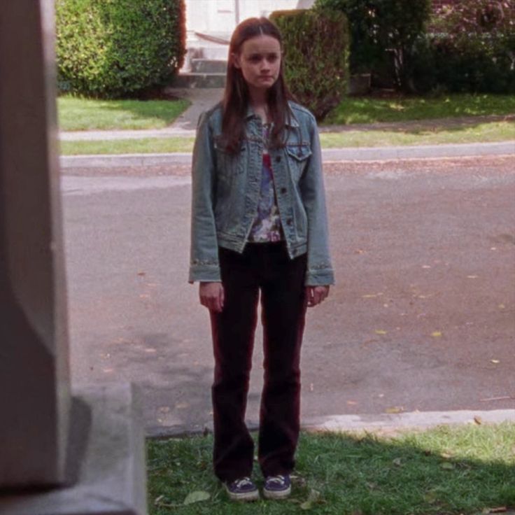 rory gilmore standing gilmore girls Rory Gilmore Denim Jacket, Rory Gilmore Skirt Outfits, Marin Core, Claire Core, Gilmore Outfits, Gilmore Style, Rory Gilmore Style, Gilmore Girls Fashion, Gilmore Girls Outfits