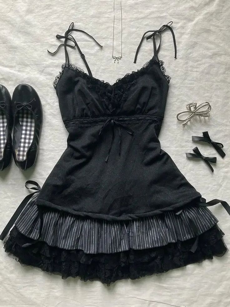 Y2k Emo Tops, Yandere Outfit Ideas, Dark Nymph Outfits, Romantic Goth Outfits Casual, Dark Asthetics, 90s Inspired Fashion, Gothic Summer, Horror Protagonist, Bow Aesthetic