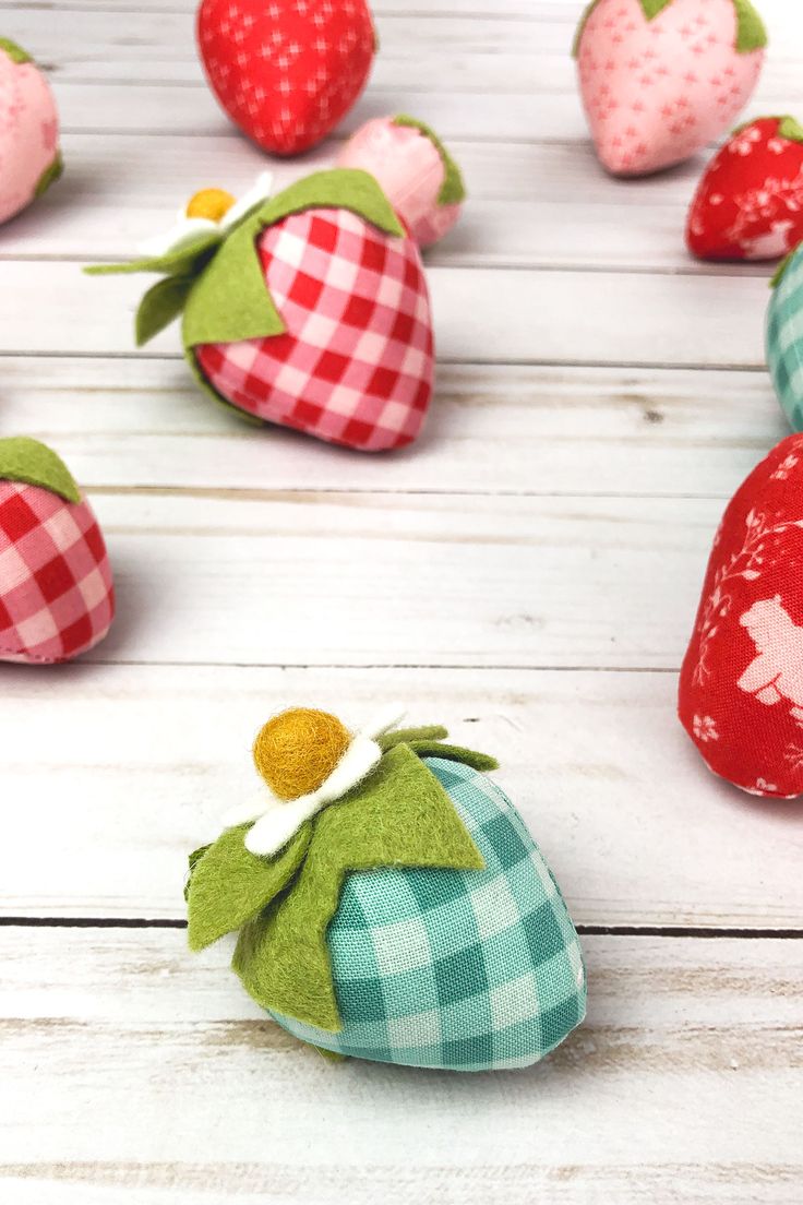 Strawberries made from fabric and felt using a sewing pattern. How To Sew A Strawberry, How To Make Fabric Strawberries, Fabric Strawberry Pattern, Fabric Strawberries Pattern, Sewing Strawberry, Sew Strawberry, Mags Rags, Strawberry Sewing, Fabric Strawberries