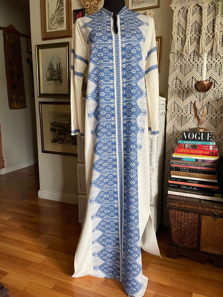 Absolutely beautiful and one of a kind tunic style maxi dress with ethnic Greek pattern  Split sides Soft and flowy fabric  I think it is a blend of cotton and linen  Size, I presume it is a size M, also fits for a size S Approximate measurements are taken flat  Armpit to armpit 20" Waist (straight shape) 20" Length 58" Excellent condition Bohemian Long Sleeve Abaya For Summer, Long Bohemian Tunic For Spring, Long Bohemian Tunic For Festivals, Bohemian Chikankari Maxi Dress For Beach, Long Spring Kurta For Vacation, Bohemian Linen Maxi Dress, Long Kurta For Spring Vacation, Spring Vacation Long Kurta, White Bohemian Kurta For Festivals