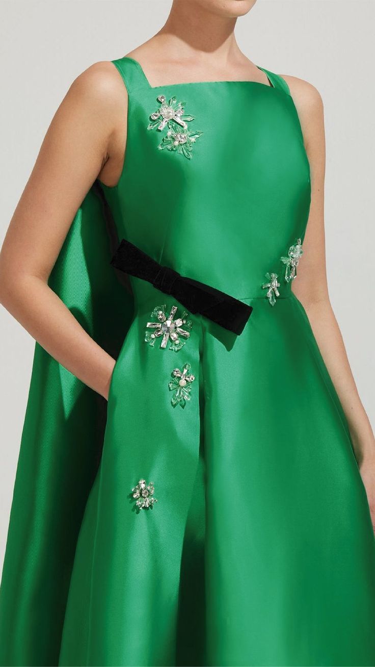 Cape style gown in jade taffeta – HerTrove Jenny Packham Dresses, Pleated Gown, Cape Style, Midi Dress Style, Sleeveless Gown, Jenny Packham, Evening Gowns Formal, Crepe Dress, Lace Gown