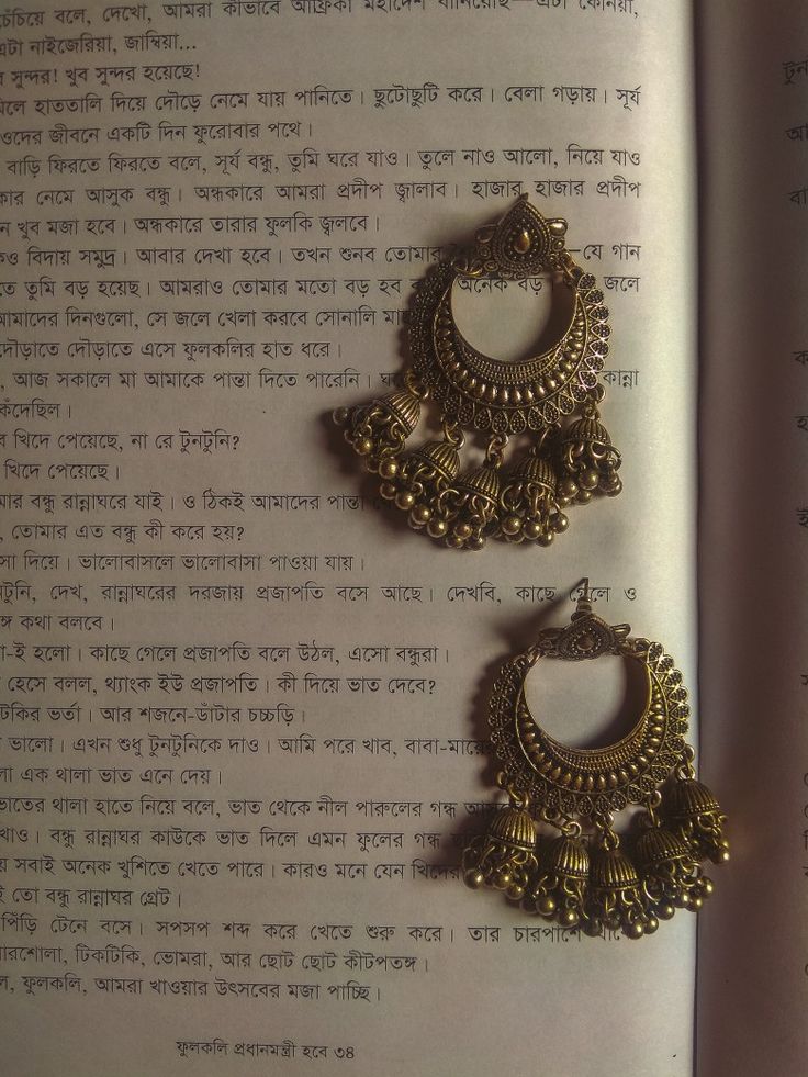 South Asian Dark Academia, Indian Jewelry Aesthetic, South Asian Jewelry, Indian Jewelry Gold, Desi Things, Bengali Culture, South Asian Aesthetic, Desi Vibes, Desi Aesthetics