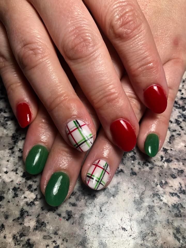 Christmas Nails Short Plaid, Christmas Nails 2023 Plaid, December Nails Red And Green, Easy Plaid Nails, Green Plaid Nail Designs, Plaid Xmas Nails, Red And Green Striped Nails, Plaid Christmas Nail Designs, Christmas Nails Tartan