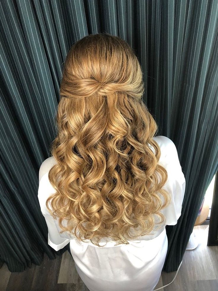 Half Up Half Down Curls Short Hair, Curled Prom Hair, Grad Hair, Graduation Hair, Wedding Hair Half, Pulled Back Hairstyles, How To Curl Short Hair, Ball Hairstyles, Graduation Hairstyles