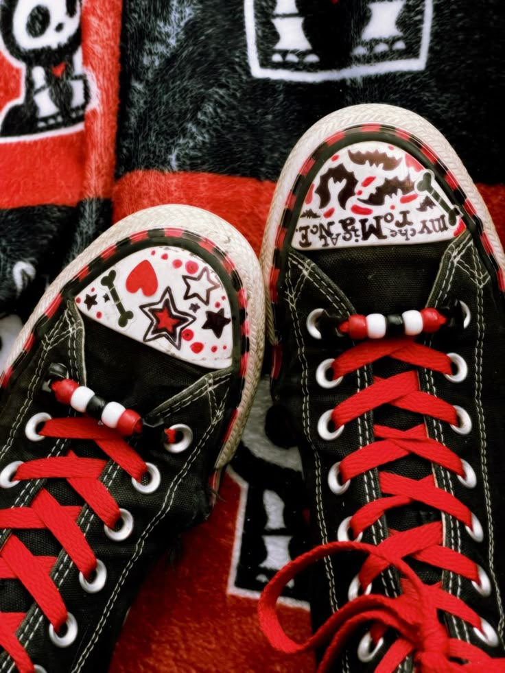 Converse Drawing, Emo Shoes, Diy Converse, Doodle Shoes, Converse Ideas, Converse Design, Grunge Shoes, Ways To Lace Shoes, Diy Sneakers