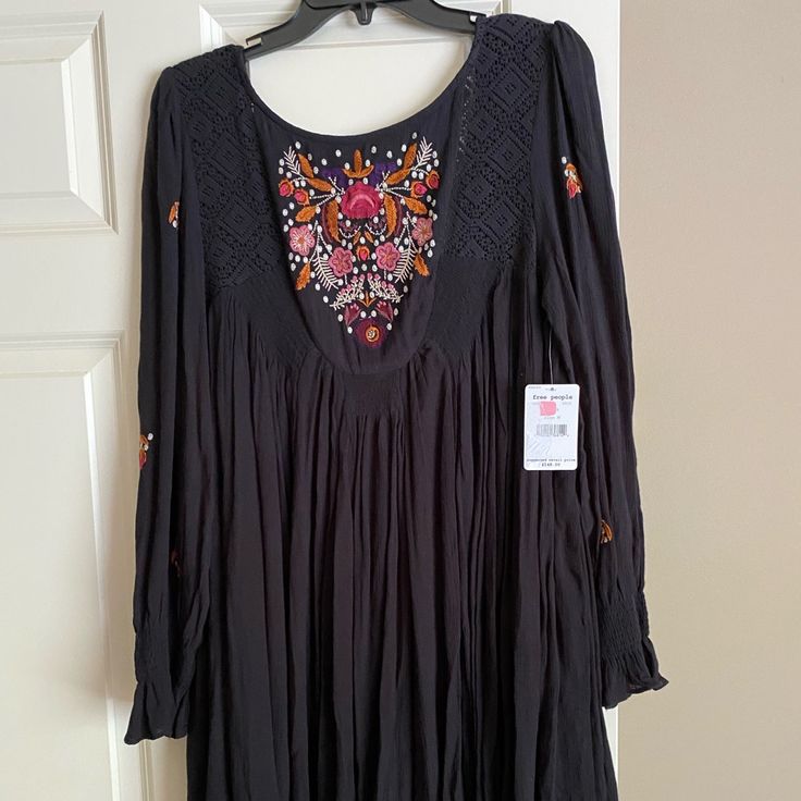 Free People M Size Long Dress Obo Flowy Black Dress For Fall, Bohemian Black Knee-length Mini Dress, Black Bohemian Knee-length Mini Dress, Chic Fall Mini Dress In Rayon, Chic Fall Rayon Mini Dress, Black Knee-length Bohemian Dress, Black Midi Length Rayon Dress, Black Rayon Dress For Fall, Black Rayon Dresses For Fall