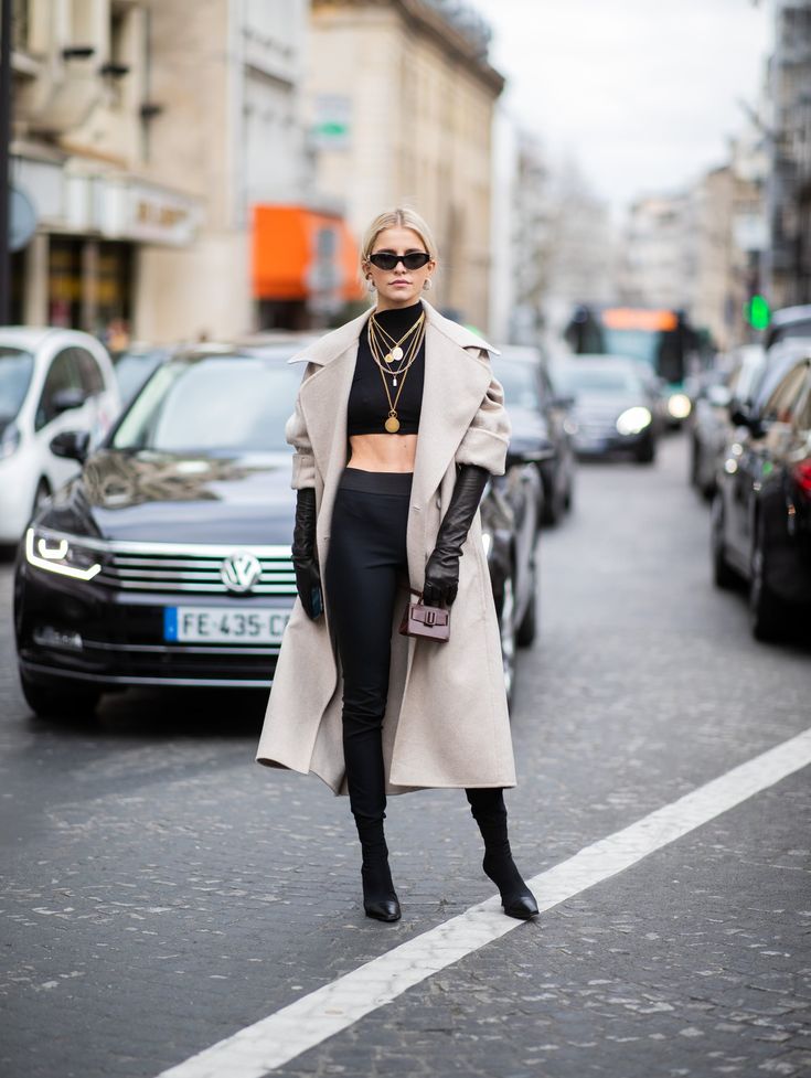 All Black Outfit With Gloves, Styling Gloves Outfit, Outfits With Long Gloves, Winter 2024 Street Style, Long Mesh Gloves Outfit, Sheer Gloves Outfit, Wool Socks Outfit, Long Gloves Outfit Street Styles, Outfits With Gloves Casual