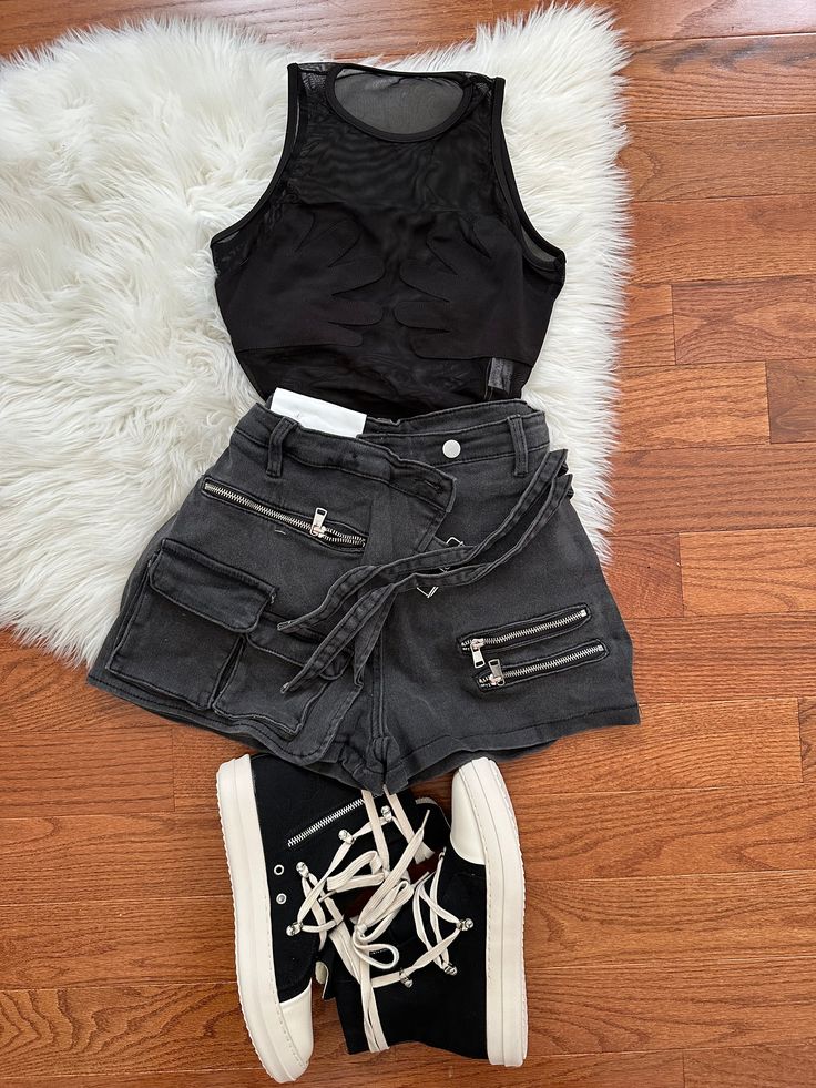 - cargo denim shorts - high waisted, shorts and skirt look Cargo Denim Shorts, Denim Cargo Shorts, Girl Trends, Denim Cargo, High Waisted Shorts Denim, Print Crop Tops, Black Crop Tops, Dress Romper, Summer Tops