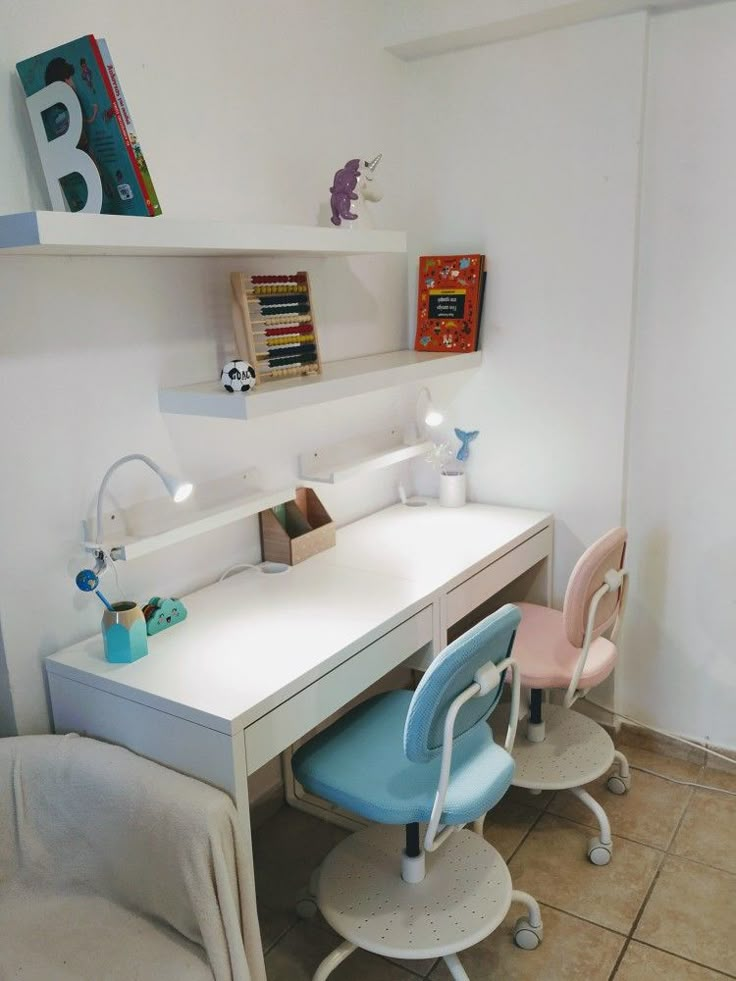 a room with a desk, chair and bookshelf on the wall above it