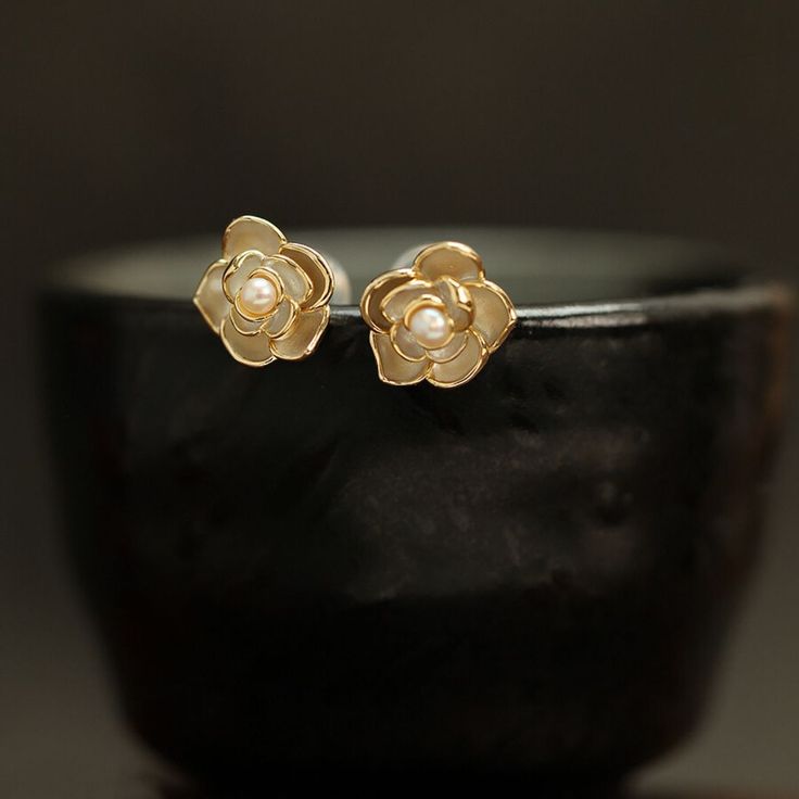 Why We Made This Our Dainty Jasmine Flower Stud Earrings, exquisitely designed to capture the delicate beauty of jasmine blossoms, are a perfect blend of romance and elegance. The delicate design and symbolic meaning of jasmine blossoms make these earrings a thoughtful and stylish addition to any jewelry collection. Whether worn daily or on special occasions, they beautifully convey love, sensuality, and grace. Product Details MADE FROM 925 Sterling Silver with 18K gold coating, Freshwater Pearl Pearl Earring Studs, Jasmine Flower, Delicate Beauty, Flower Stud Earrings, Earring Studs, Pearl Earring, Flower Stud, Delicate Design, Flower Earrings Studs