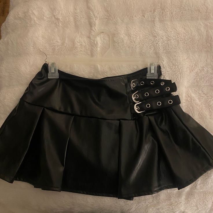 Plt Mini Skirt Leather Edgy Pleated Mini Skort, Black Mini Skirt In Punk Style, Y2k Style Black Pleated Mini Skirt, Black Y2k Pleated Mini Skirt, Black Y2k Style Pleated Mini Skirt, Black Pleated Mini Skirt In Punk Style, Black Pleated Punk Mini Skirt, Black Pleated Skirt In Rock Style, Punk Style Black Pleated Skirt