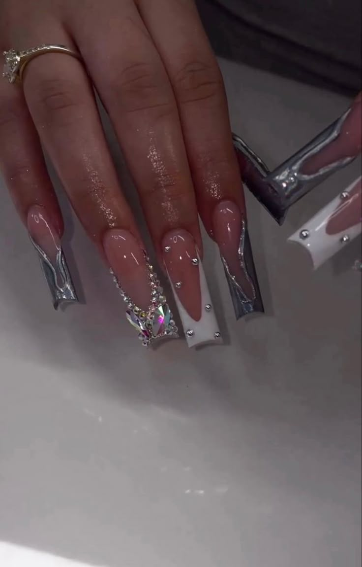 Silver Nail Ideas Acrylic, Silver And Nude Nails, White And Gray Nails, White And Chrome Nails, Birthday Nails Scorpio, Silver Metallic Nails, Long Baddie Nails, Silver And White Nails, Silver Nails Acrylic