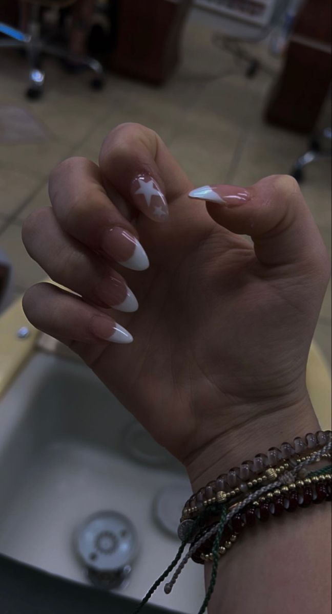 Gracie Abram’s Inspired Nails, Aesthetic Nails French Tip, Cute Downtown Nails, Shortish Nails, City Girl Nails, Downtown Nails Aesthetic, Downtown Aesthetic Nails, Nails For London, Downtown Girl Nail Ideas