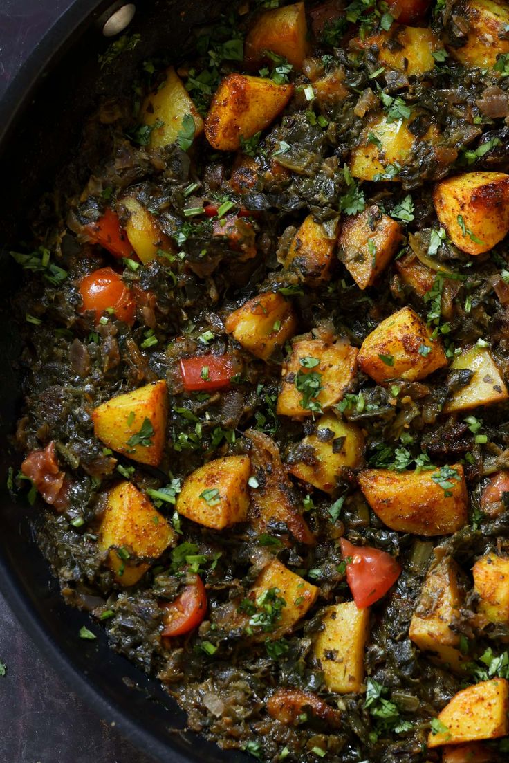 Indian Saag aloo — crispy chunks of spiced potato over a bed of absolutely flavorful spinach curry — is just a fabulous combination! This restaurant style version is deeply seasoned with incredible flavors and textures. Chana Saag, Saag Aloo, Saag Recipe, Andre Kohn, Vegan Curry Recipes, Tofu Curry, Vegan Indian Recipes, Vegan Richa, Instant Pot Cookbook