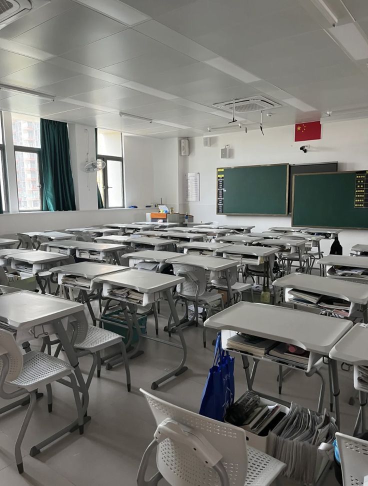 an empty classroom filled with desks and chairs