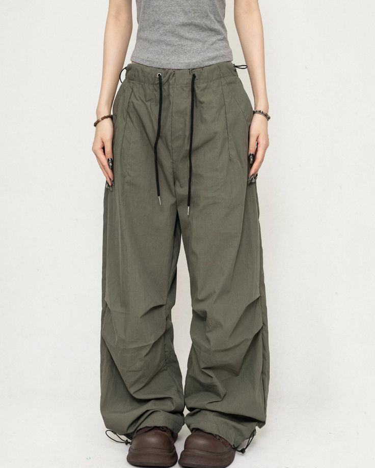 Wide cargo pants with a baggy silhouette and a trendy feel.

The material is suitable for all seasons and is sure to be popular.

The overall silhouette is easy to decide, and the long length makes it look stylish.
◾️Model
Height/Weight：160cm(62.9in)/44kg(97.lb)
Fitting Size：S



Size (cm)
Length
Waist
Hip


XS
98
76
116


S
100
80
120


M
102
84
124


L
104
88
128


XL
106
92
132