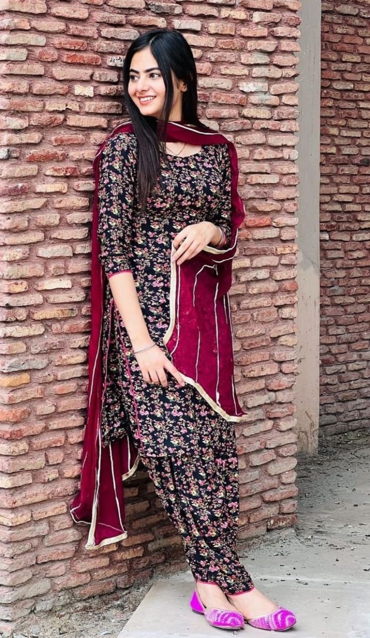 Poses In Punjabi Suit, Black Suit Salwar, Kameez Ideas, Punjabi Girl, Simple Indian Suits, Cotton Suit Designs, Patiala Suit Designs, Simple Frock Design, Simple Saree Designs