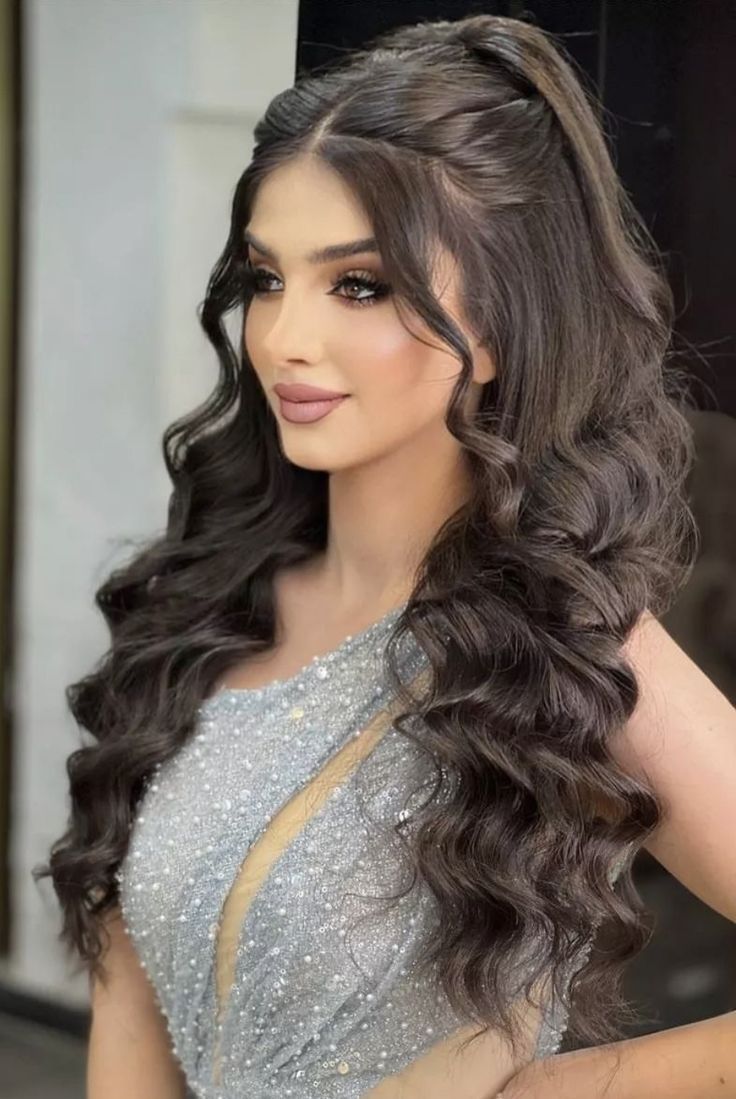 Arab Wedding Hairstyles, Peinados Para Xv Años, Hairstyles For Party, First Communion Hairstyles, Communion Hairstyles, Beautiful Braided Hair, Graduation Hairstyles, Wedding Venue Decorations, Long Locks