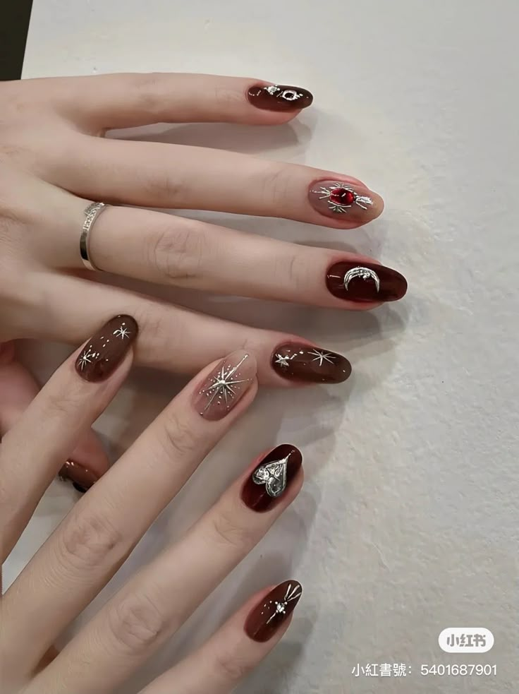 Maroon Nail Art Ideas, Cateyes Nails Design Red, Nail Art Simple Elegant Classy Maroon, Kutek Maroon, Nail Art Red Wine, Nail Art Maroon Elegant, Nail Art Elegant Classy, Nail Art Aesthetic Red, Nail Art Maroon Simple