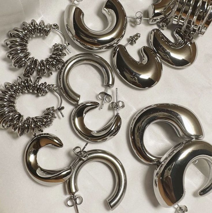 Silver Hoops Aesthetic, Silver Jewelry Aesthetic, Hoop Earrings Aesthetic, Chunky Silver Jewellery, Silver Aesthetic, Silver Jewlery, Minimalistic Aesthetic, Hairstyle Inspo, Jewelry Aesthetic