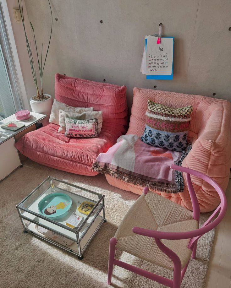 pink togo couch small living room Togo Living Room, Futon Decor Ideas, Togo Sofa Living Room, Small Sofa For Bedroom, Couch Small Living Room, Togo Couch, Beanbag Living Room, Mini Living Room, Futon Decor