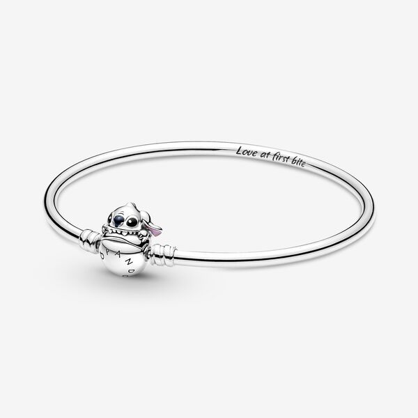 Pandora Moments Disney Stitch Biting Clasp Bangle - Size 8.3 Inches Bracelet Charm | Sterling Silver | 591683C01-21 Pandora Star Wars Bracelet, Buzz Astral, Lilo I Stitch, Charms Disney, Pandora Star, Pandora Charms Disney, Love At First Bite, Disney Bracelet, Lilo Y Stitch